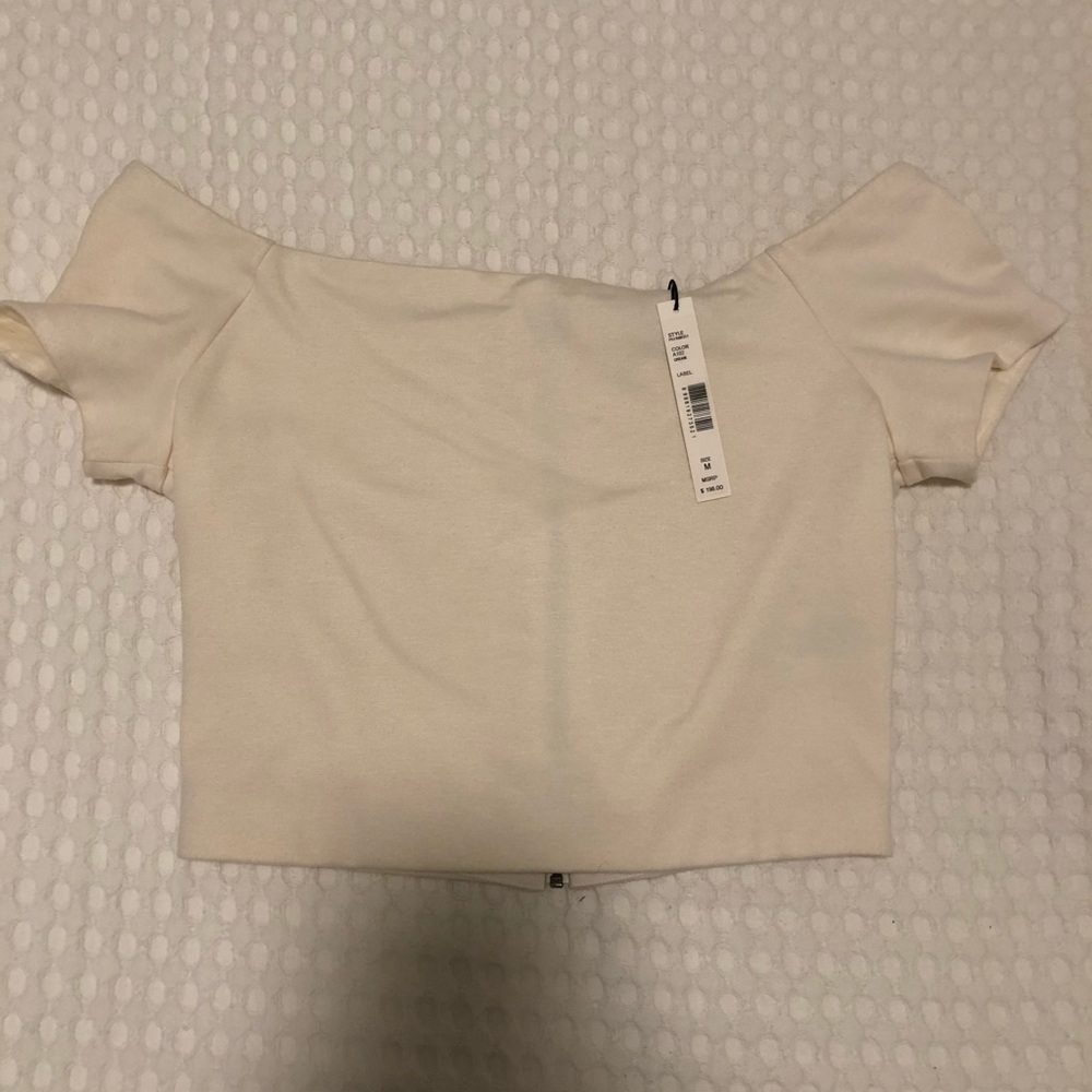 White shirt sleeve crop top